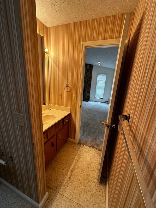 Building Photo - Available from May 15th.  2 Bedroom home with garage. Great Area and Location!