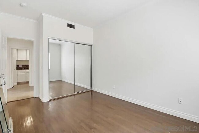 Building Photo - 1100 Corrales Ln