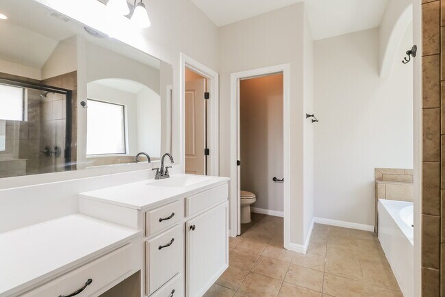 Building Photo - 701 Algerita Dr