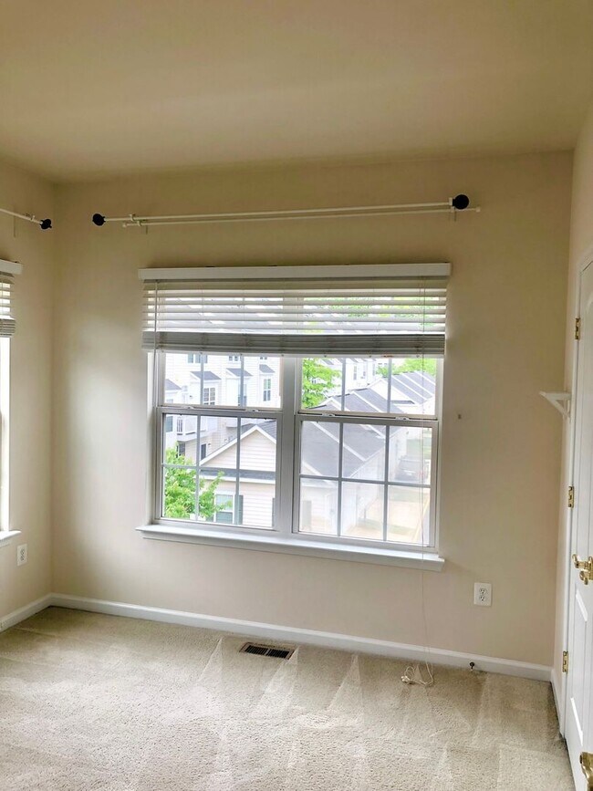 Building Photo - Gorgeous 3BR/2.5BA Townhome in Hyattsville