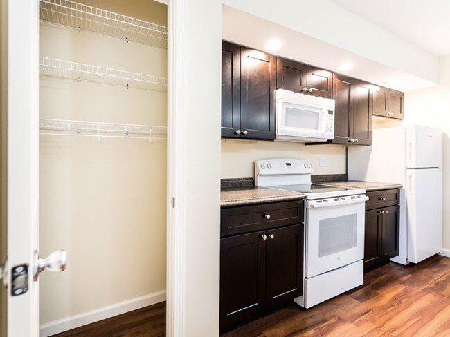 Building Photo - 1221 N Logan Ave