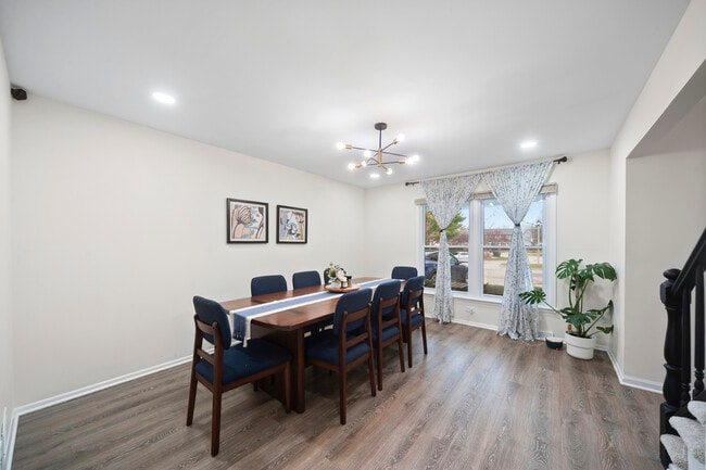 Building Photo - 8 Hampton Ct