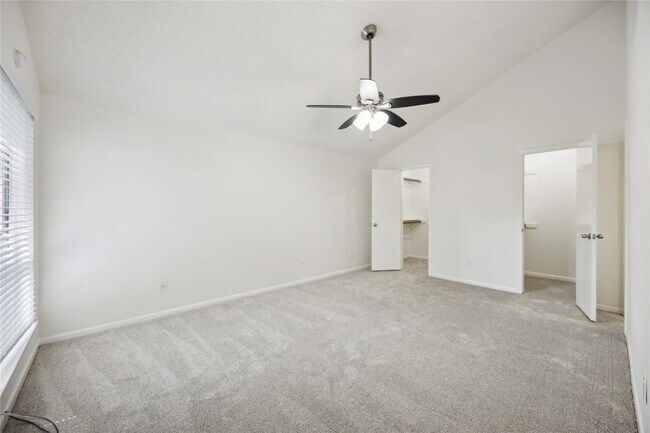 Building Photo - 13895 Hollowgreen Dr