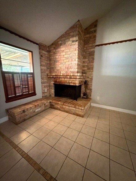 Building Photo - 1507 Sierra Dr