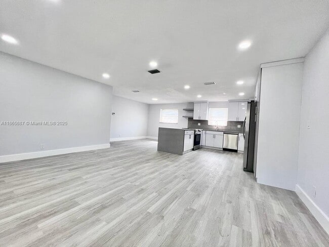 Building Photo - 427 N 24th Ave
