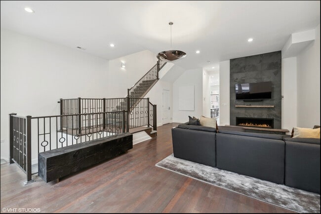 Building Photo - 215 N Green St