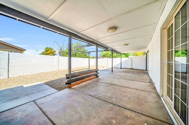 Building Photo - 3330 E Gelding Dr