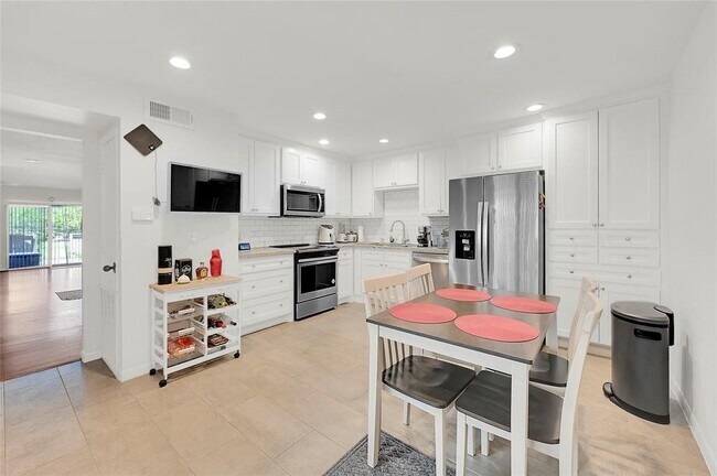 Building Photo - 11528 Riverview Dr