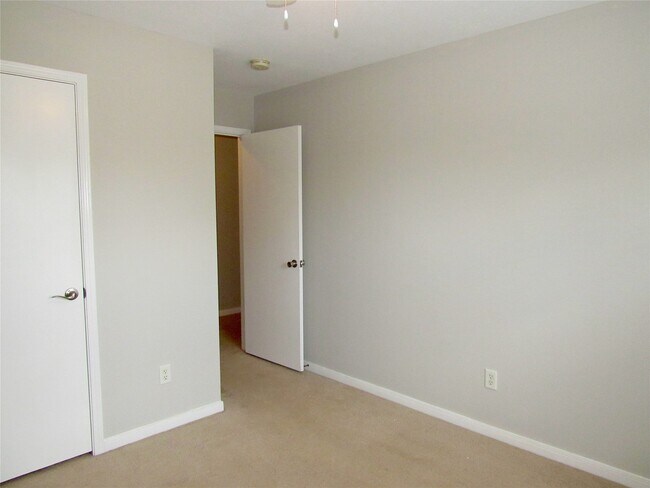 Building Photo - 3231 Stoneydale Ln