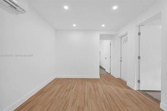 Building Photo - 2419 Coolidge St