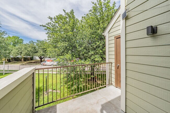 Building Photo - Updated 1-Bedroom Condo in Gated Community...