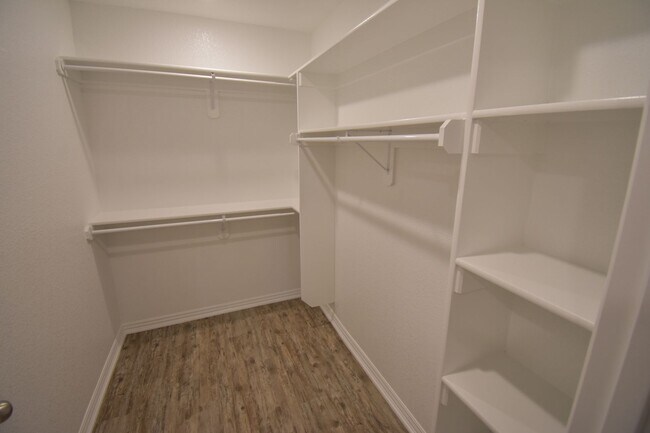 Building Photo - 2 Bed 2 Bathroom Home!!