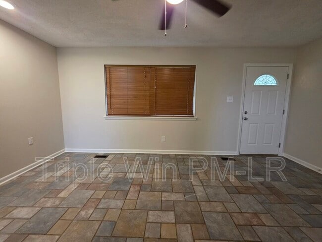 Building Photo - 5425 Chauvin Dr