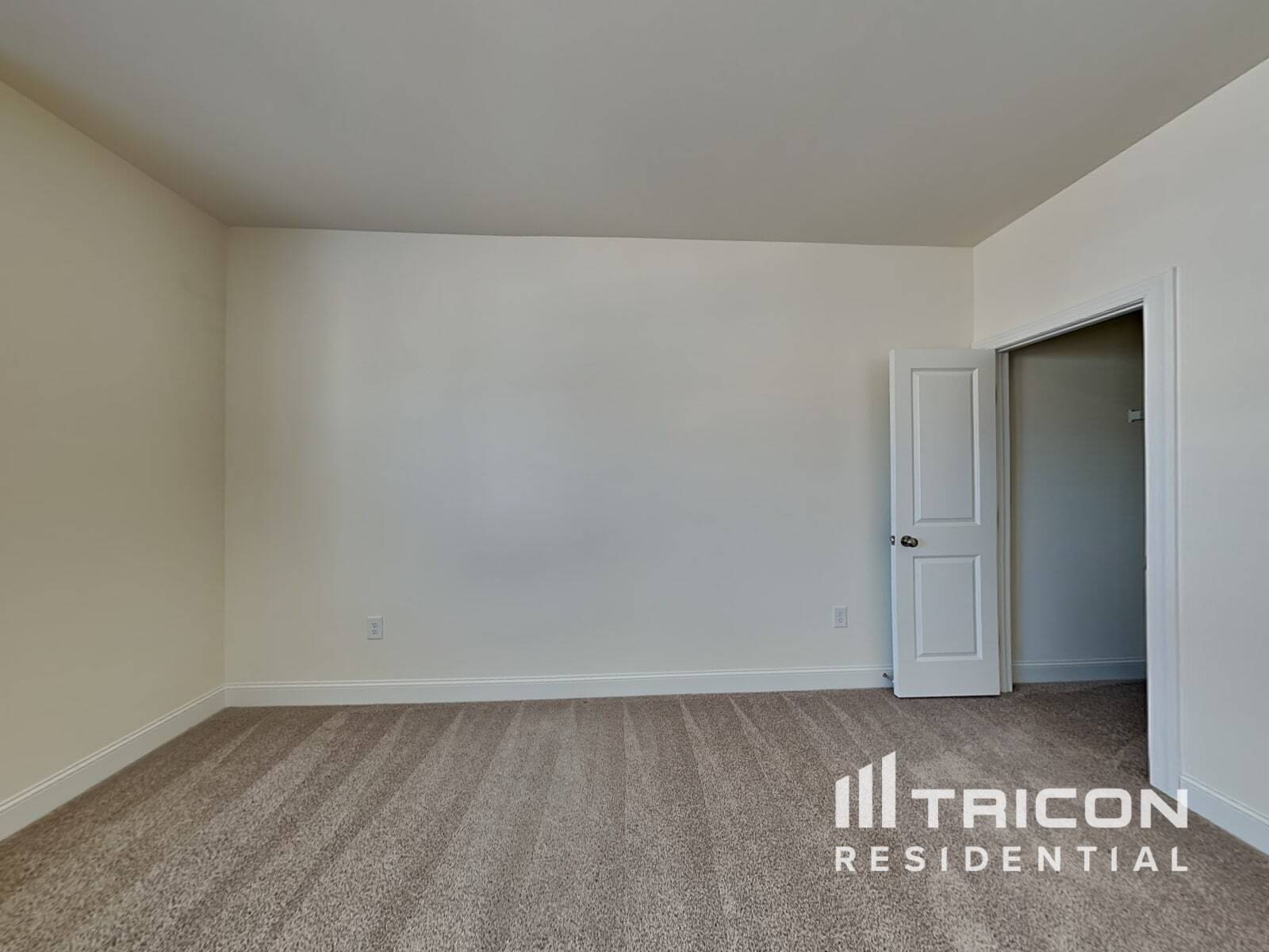 Building Photo - 402 Porterfield Dr