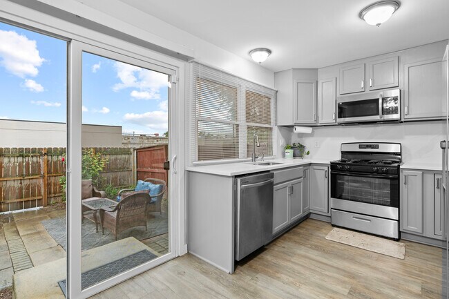 Building Photo - 422 Gainsborough Ct