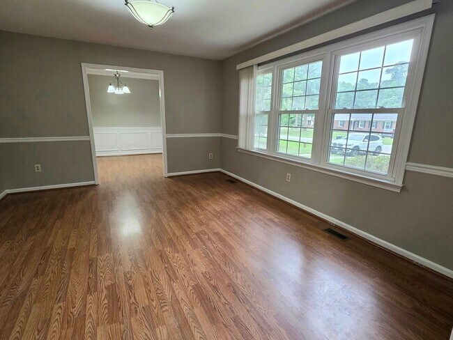 Building Photo - Cute Ranch in Yorktown Ready For New Tenants!