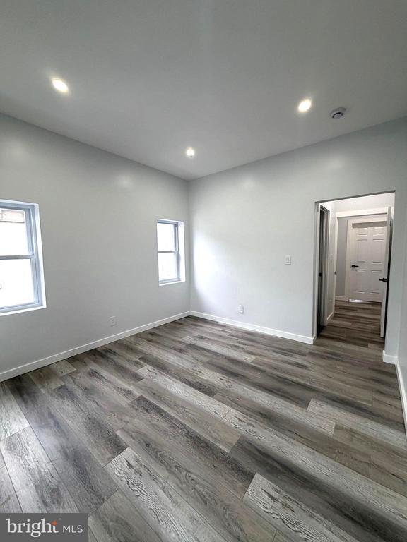 Building Photo - 330 N 2nd St