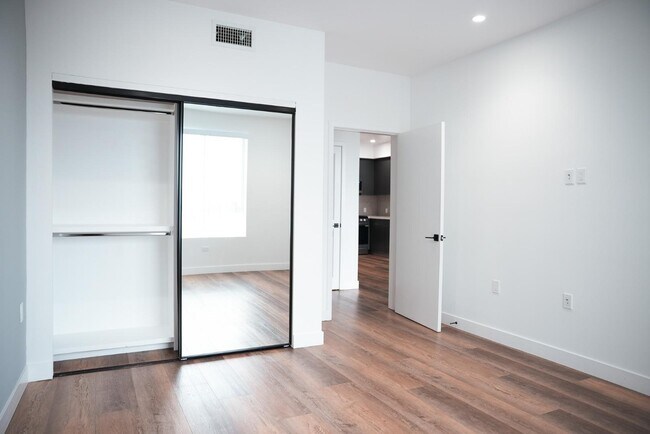 Building Photo - 8940 Reseda Blvd