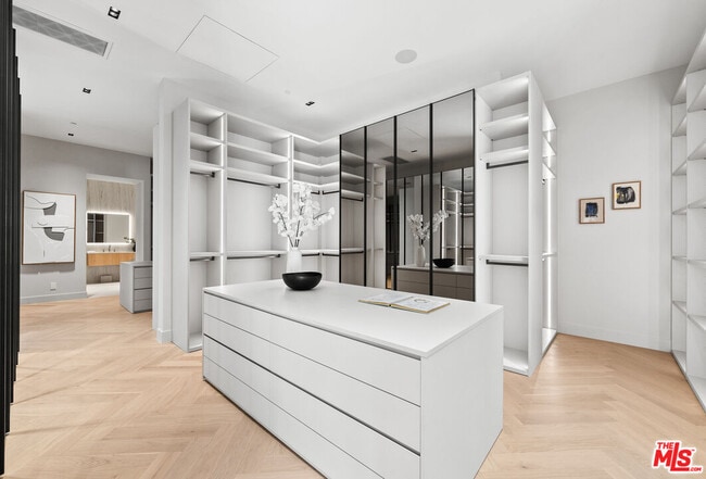 Building Photo - 10950 Verano Rd