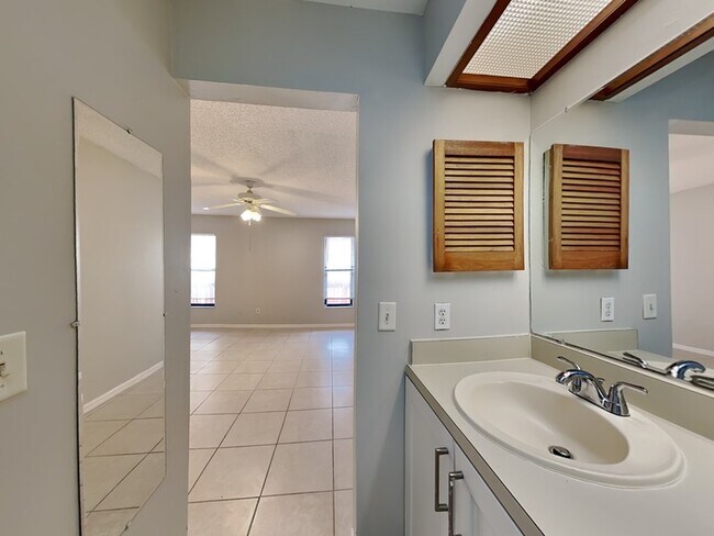 Building Photo - 102 Cascade St