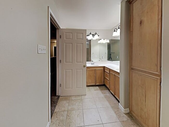 Building Photo - No Application Fees* $1000 off 1st months ...