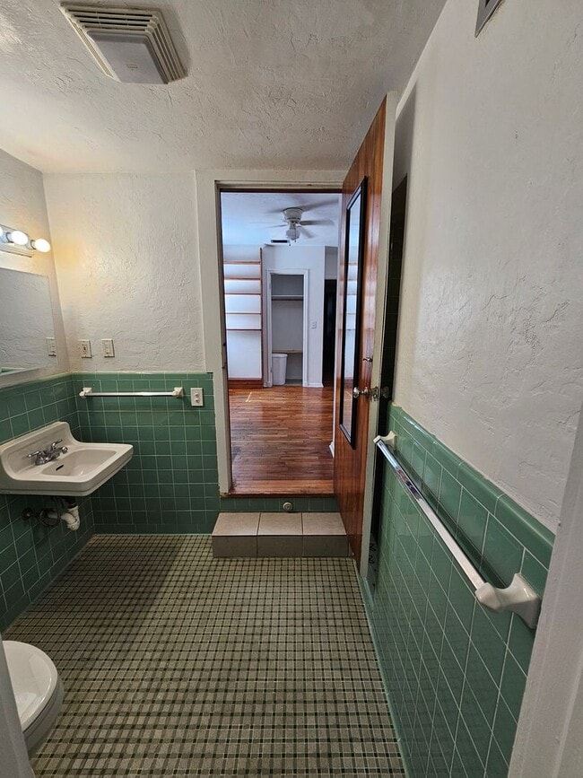 Building Photo - 1822 NW 6th Ave