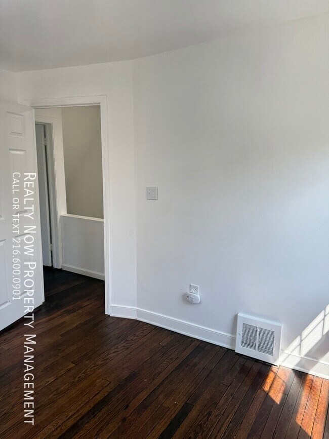 Building Photo - 3373 Colwyn Rd