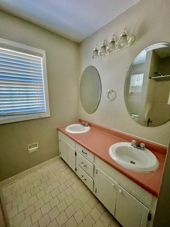 Building Photo - Welcome to view, a charming 4-bedroom, 2-bathroom home located in the heart of Charlotte, NC.