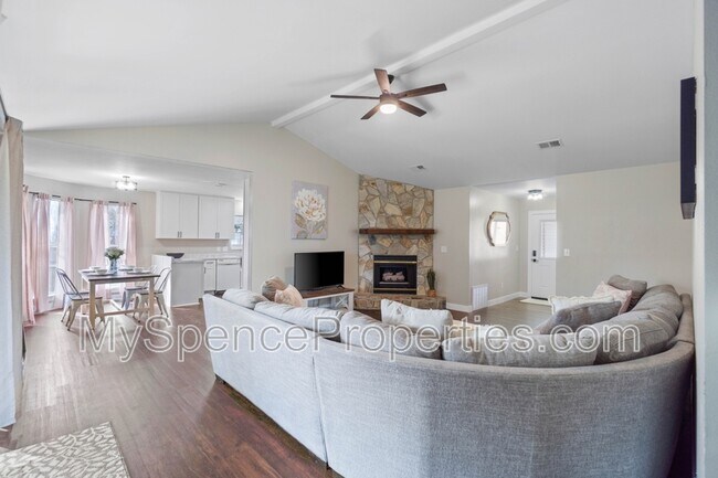 Building Photo - 102 Hollow Cove
