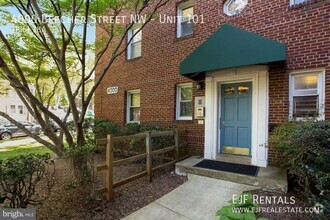 Building Photo - Quiet Glover Park One Bedroom W/Plenty of ...