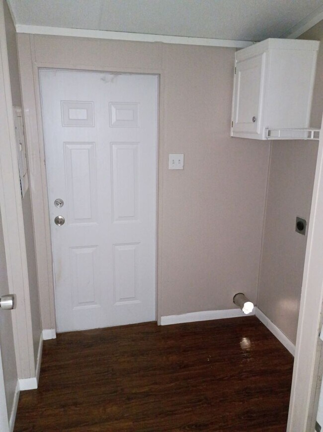 Building Photo - 3 Bedroom/2 Bathroom Home on a Large Lot