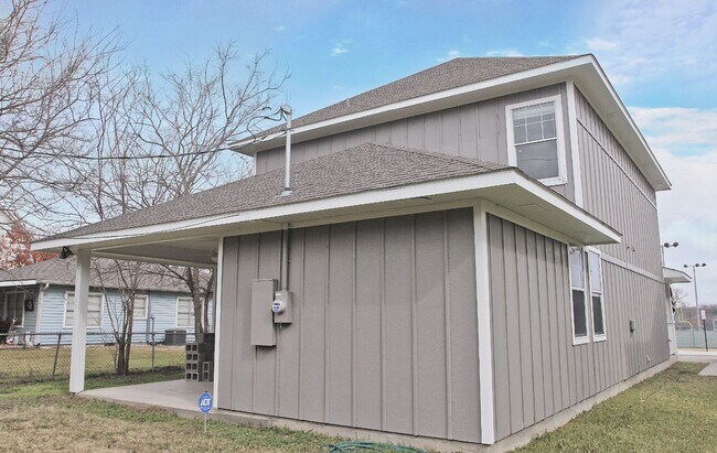 Building Photo - One Block to A&M! Kyle Field walking distance! Newly remodeled, all appliances, 5 bd/4 bth across...