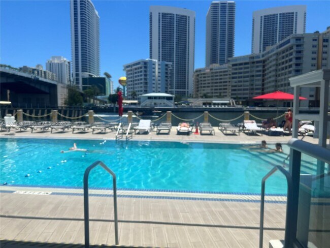 Building Photo - 2600 E Hallandale Beach Blvd