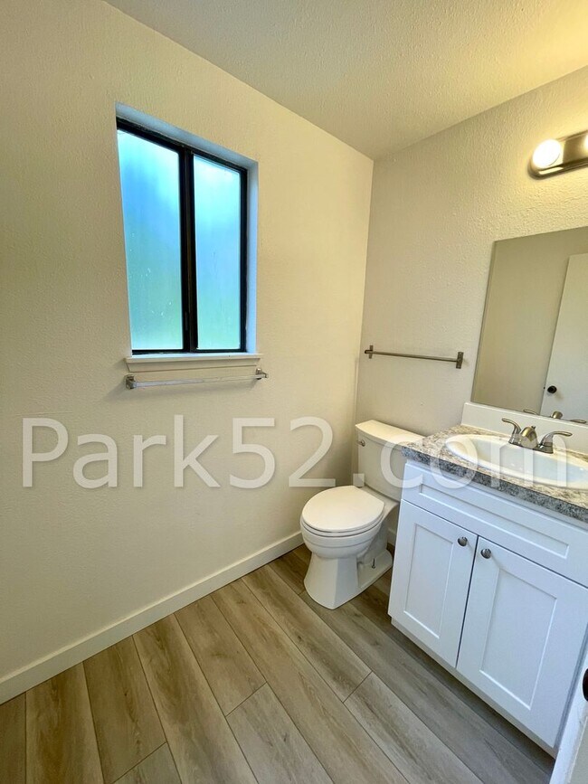 Building Photo - Remodeled 2 Bedroom Townhome!