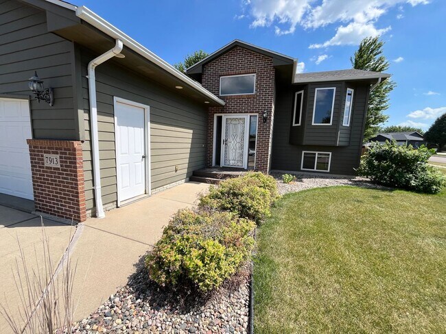 Building Photo - Stunning 4 Bed/2 Bath with 3 Car Garage and Fenced in Yard!