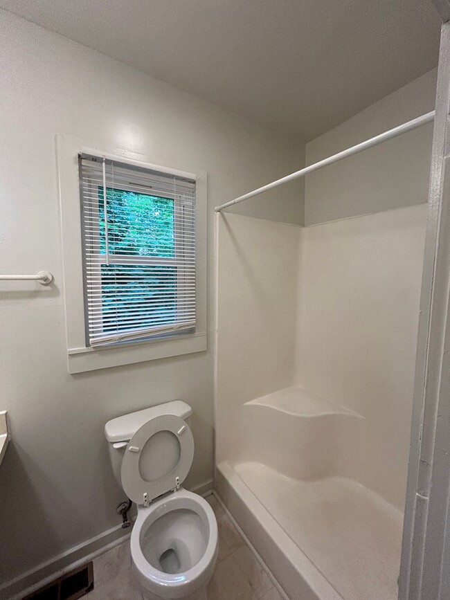 Building Photo - Spacious 2 Bed 2 Bath House with Storage /...