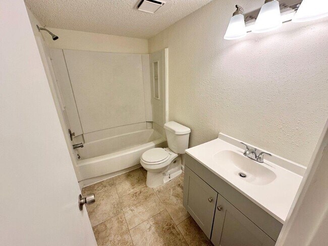 Building Photo - 11881 Bob White Dr