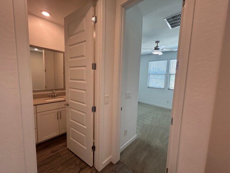 Building Photo - 1146 E Weatherby Way