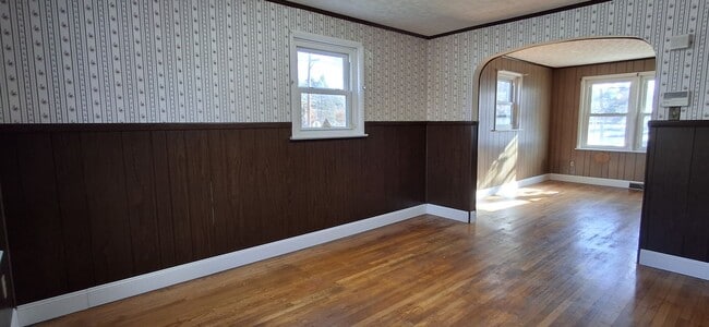 Building Photo - 3 Bedroom 1.5 Bathroom Available in Lancaster!