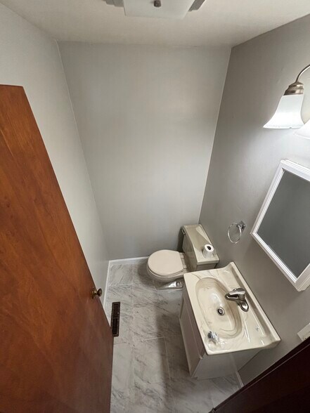 Building Photo - 87 Highland Ave