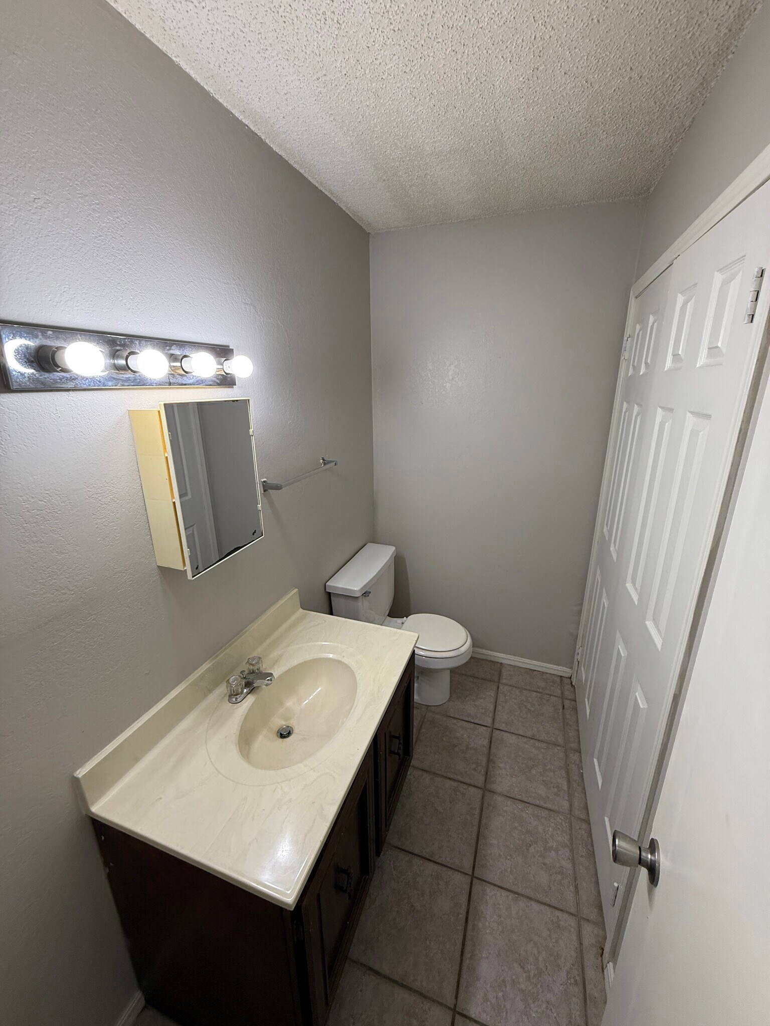 Building Photo - 826 Hardy Springs Cir