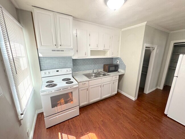 Building Photo - 104 Cushing St