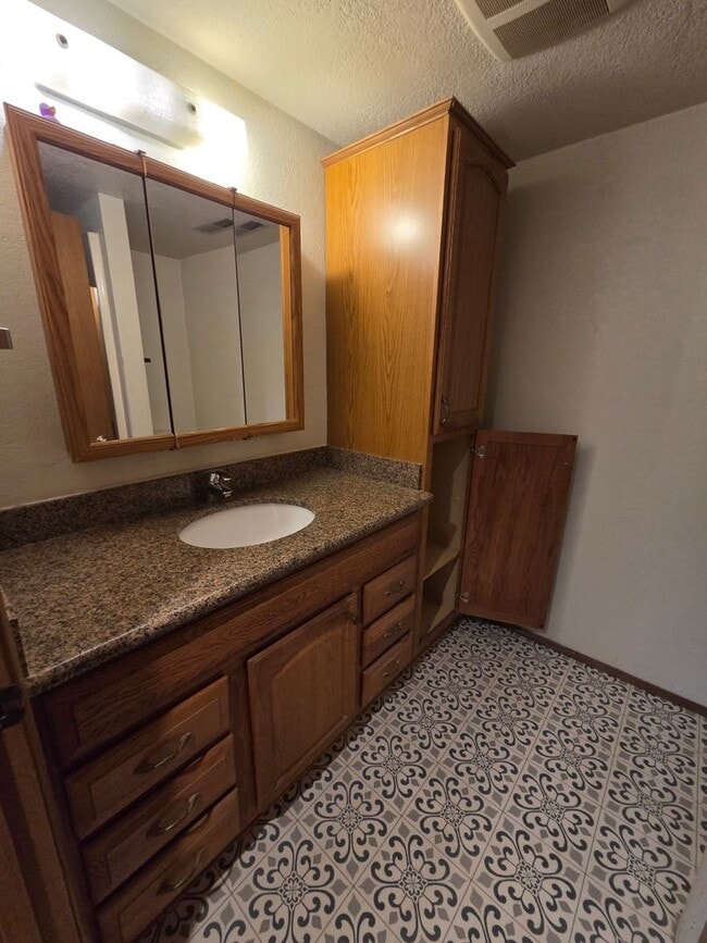 Building Photo - Adorable Maple Leaf ADU with Private Entrance- 2 Bedroom\1 Bathroom