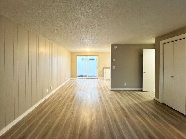 Building Photo - 1117-B W 6th Ave