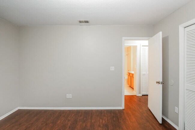 Building Photo - 2651 Waterview Dr