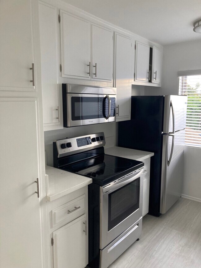 Building Photo - 8725 Clifton Way