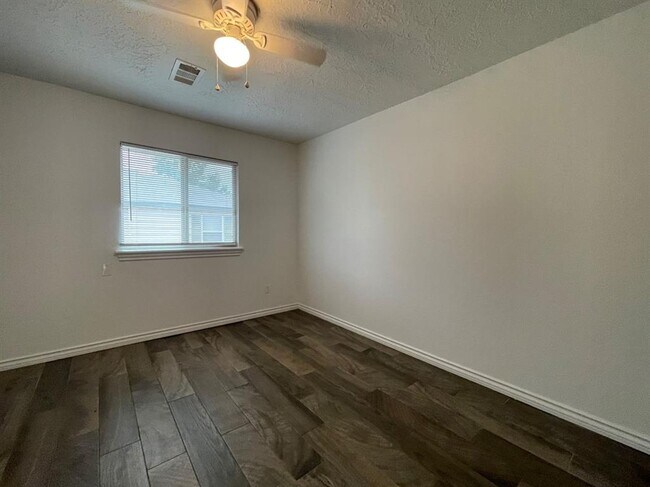 Building Photo - 319 E Edwards St