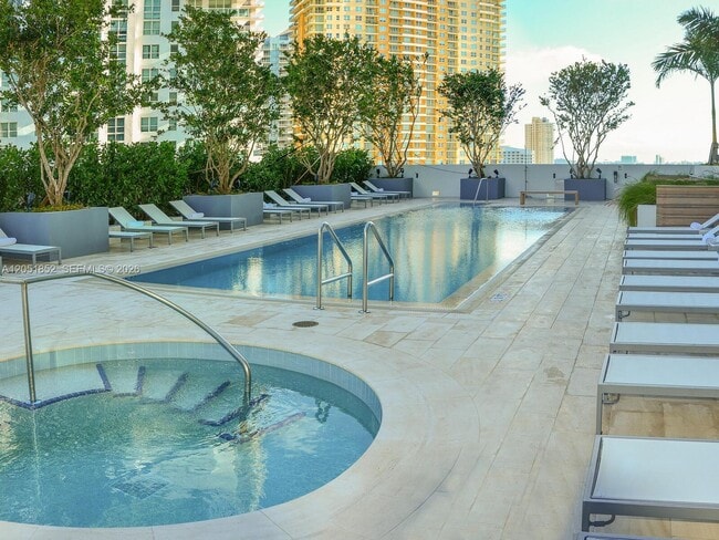 Building Photo - 1300 Brickell Bay Dr