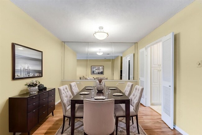 Building Photo - 3 BD / 2.5 BR Townhome in Memorial Club co...