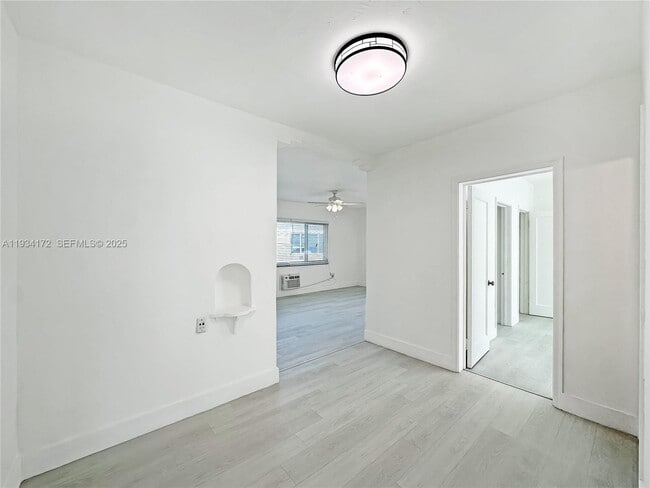 Building Photo - 955 Bay Dr